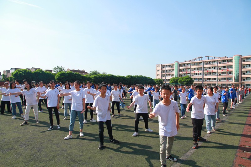 壯觀！三千多學生在江安中學運動場比賽打太極