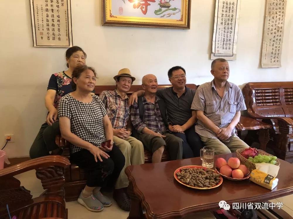 雙流中學(xué)校長龍清明拜訪退休老教師陳國松