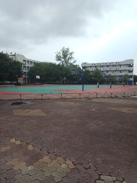 地處內(nèi)江市東興區(qū)郭北鎮(zhèn)。學(xué)校依山傍水，位于清流河畔，獅子山腳下。五十多年來，以其優(yōu)良的校風(fēng)、教風(fēng)、學(xué)風(fēng)、社會形象和獨(dú)特的辦學(xué)風(fēng)格，被評為“內(nèi)江市示范性高中”、“內(nèi)江市校風(fēng)示范?！?、“內(nèi)江市最佳文明單位”、“內(nèi)江市辦學(xué)水平督導(dǎo)評估優(yōu)秀學(xué)?！?、“內(nèi)江市體育傳統(tǒng)項(xiàng)目學(xué)校”、“內(nèi)江市德育工作先進(jìn)學(xué)校” 、“內(nèi)江市和諧校園”。