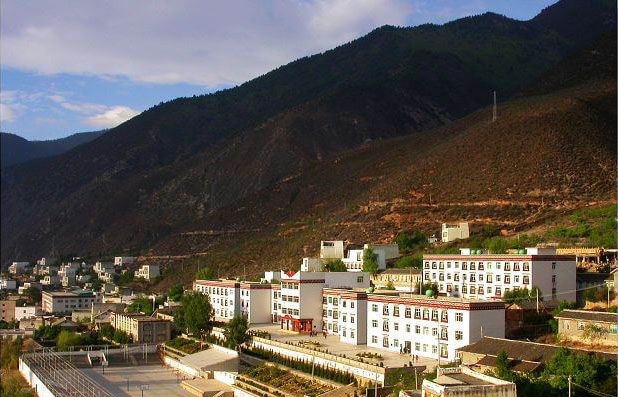 鄉(xiāng)城縣中學在什么地方？