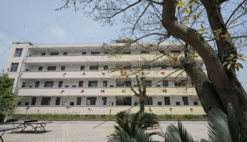 講治中學(xué)聯(lián)系電話是多少？