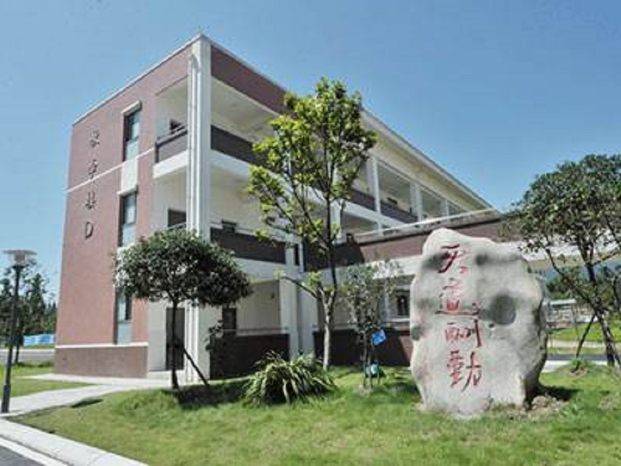 青城山高級中學(xué)校園環(huán)境怎么樣？
