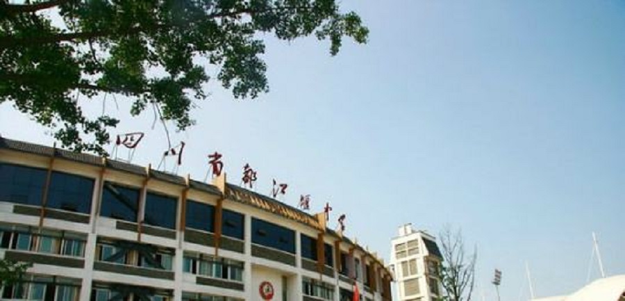 都江堰中學(xué)校園環(huán)境怎么樣？