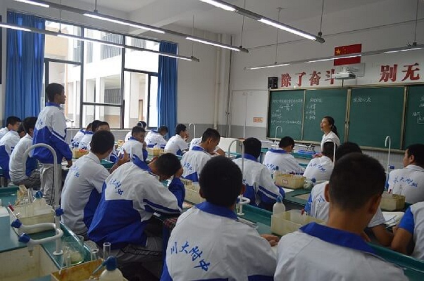 四川大學(xué)附屬中學(xué)2018年招生人數(shù)是多少？