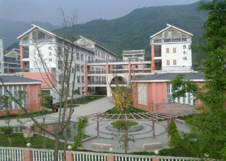 平武中學(xué)學(xué)費(fèi)是多少？