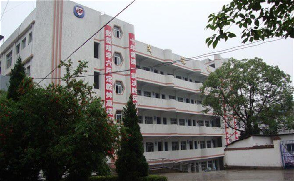 平昌中學(xué)學(xué)校詳細(xì)地址在什么地方？
