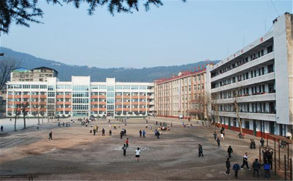 平昌縣第二中學(xué)學(xué)校環(huán)境怎么樣？