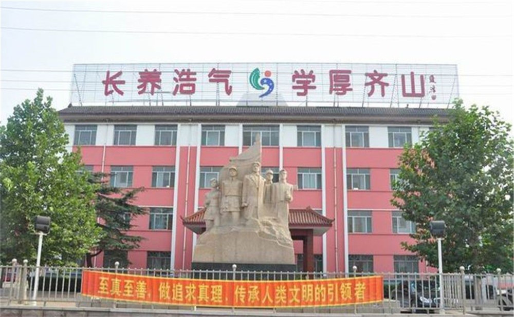四川省榮縣長(zhǎng)山中學(xué)市公辦學(xué)校嗎？
