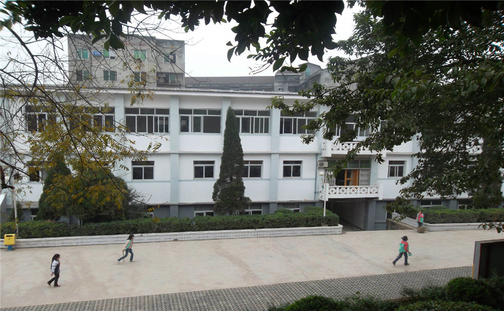 攔江中學(xué)的環(huán)境怎么樣？