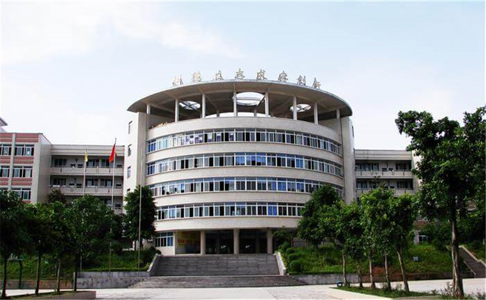 高坪中學(xué)學(xué)校環(huán)境怎么樣？