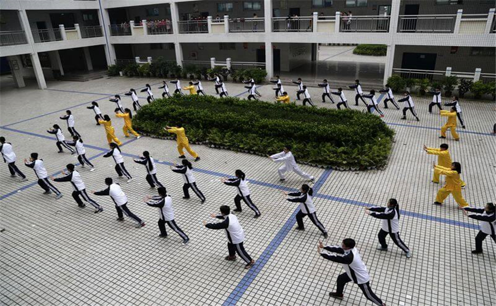 高坪中學(xué)2020年學(xué)校學(xué)費(fèi)多少錢一年？