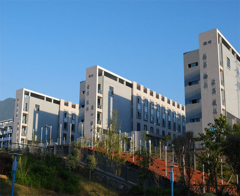 四川省米易學校招辦電話是多少？