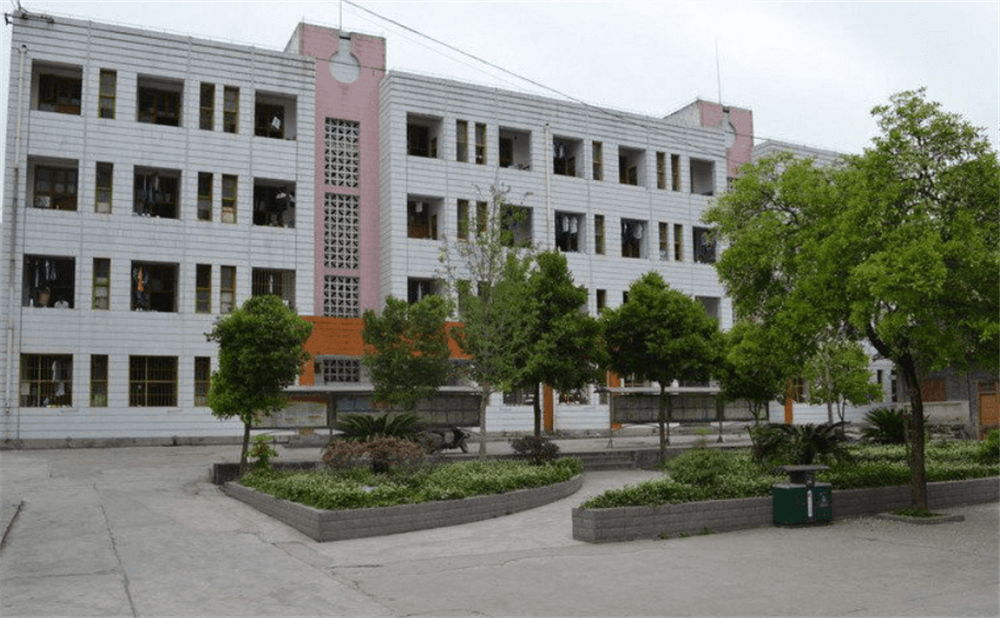 閬中市柏埡中學(xué)2020年學(xué)校學(xué)費多少錢一年？