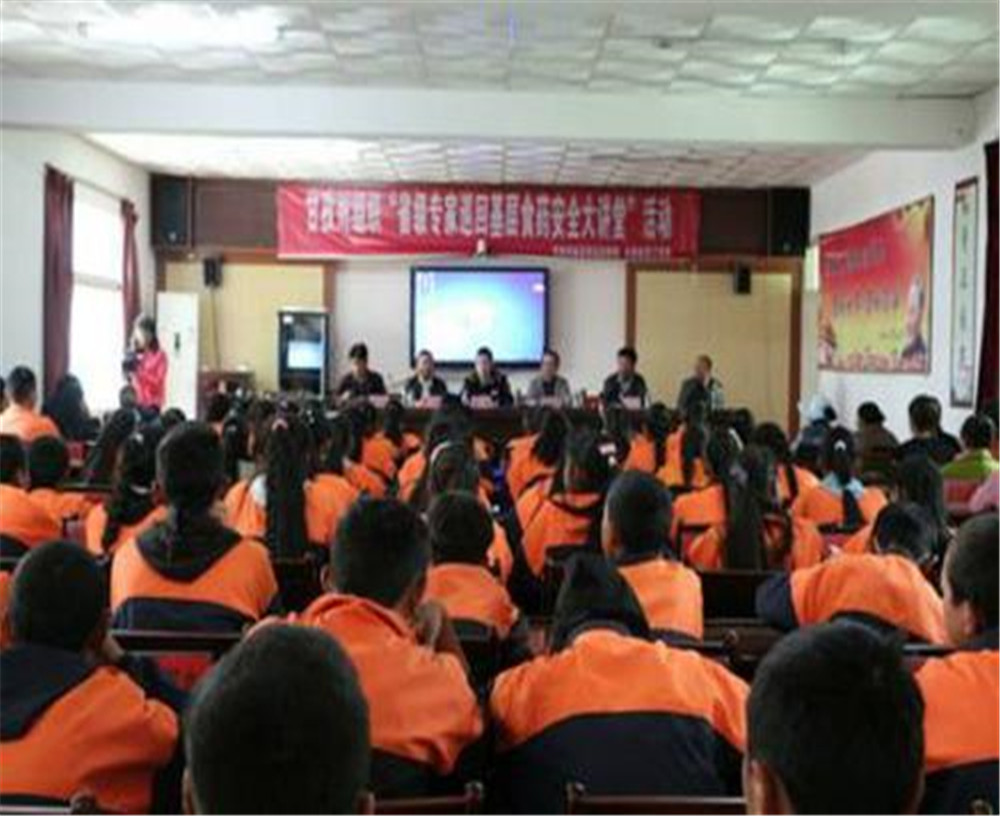 鄉(xiāng)城縣中學(xué)2020年學(xué)校學(xué)費(fèi)多少錢一年？
