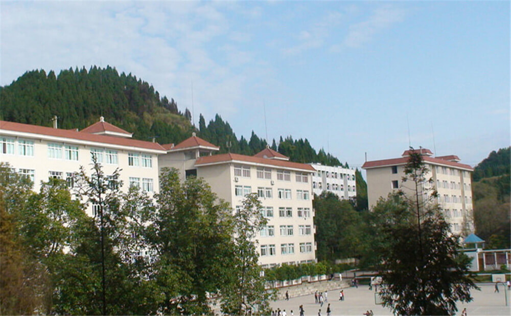 建興中學(xué)學(xué)校環(huán)境怎么樣？