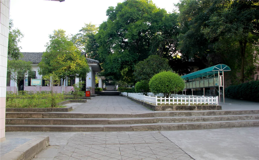 蓬安中學(xué)學(xué)校詳細地址在什么地方？