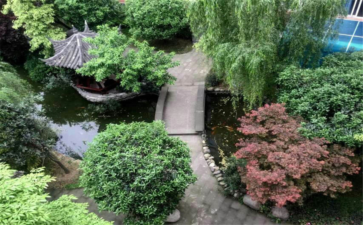 成都八中的學費是多少？