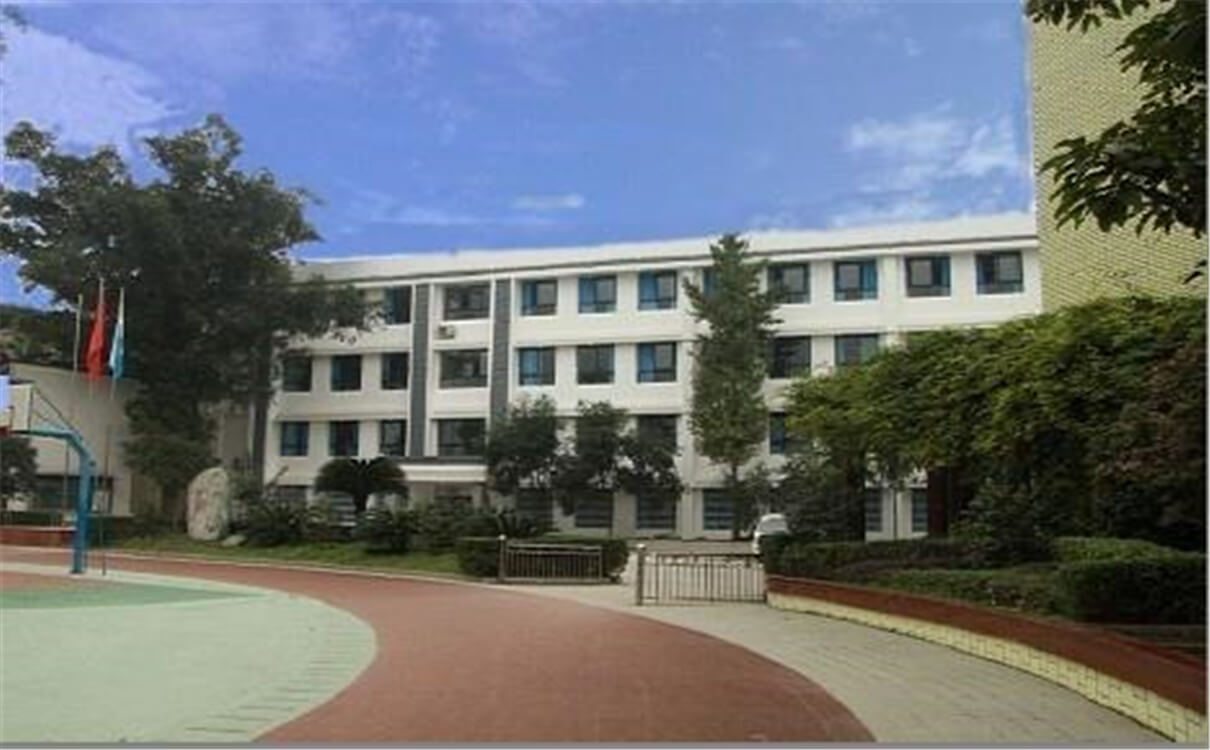 成都市第三十三中學(xué)每年的學(xué)費(fèi)多少錢？