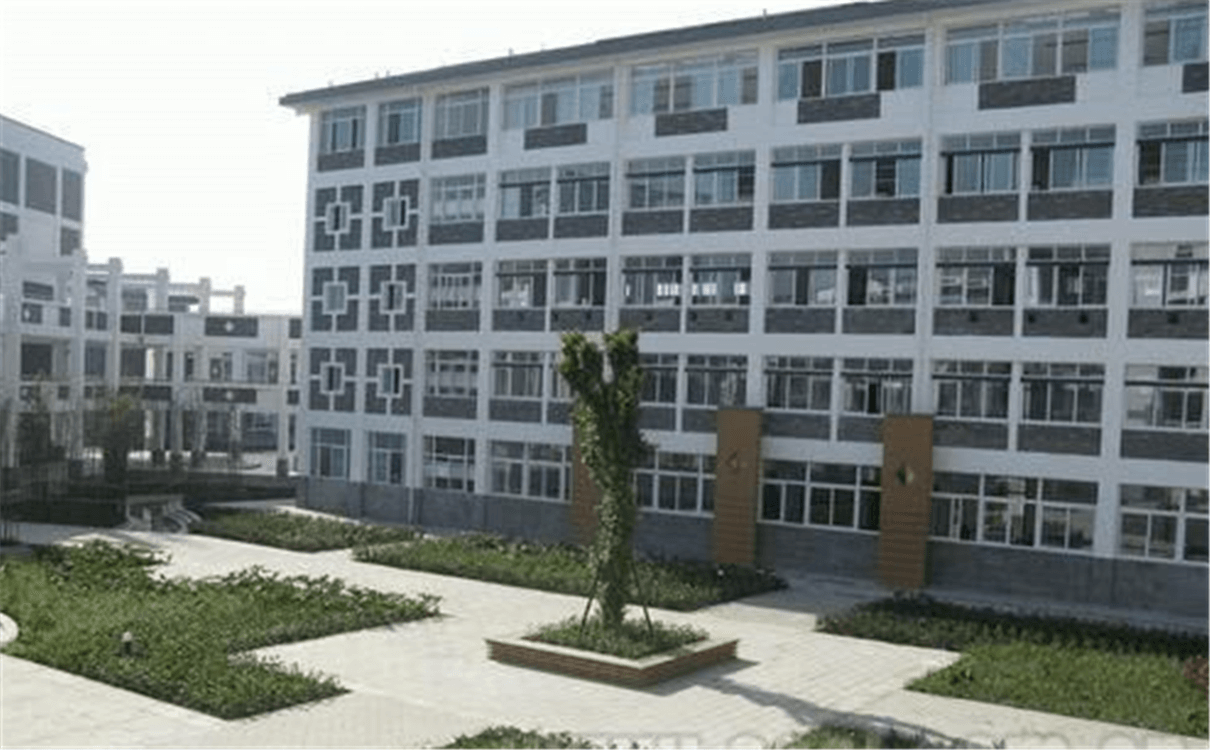 都江堰中學(xué)每年的學(xué)費是多少錢？