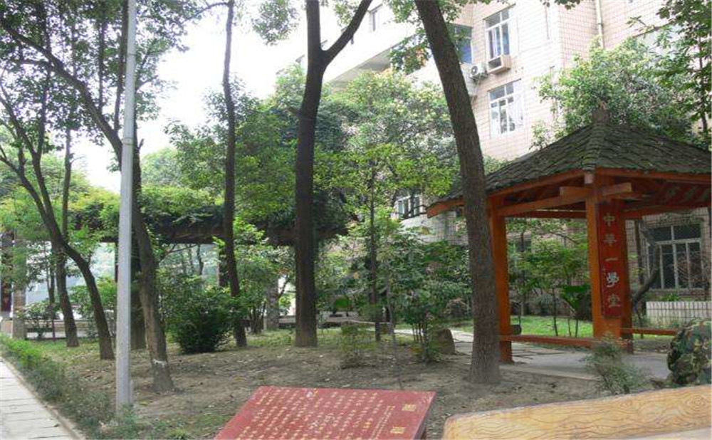 石室聯(lián)合中學(xué)蜀華分校外招生一年的學(xué)費(fèi)是多少？