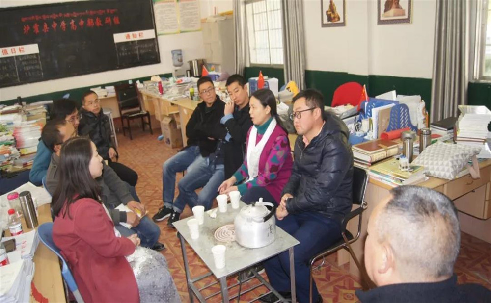四川師范大學(xué)附屬中學(xué)外招生一年的學(xué)費(fèi)是多少？