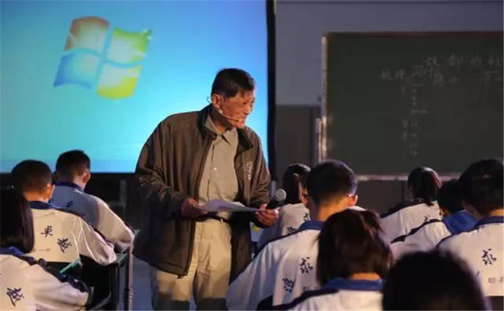 郫縣一中外招生一年的學(xué)費(fèi)是多少？