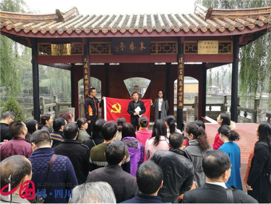 石室白馬中學(xué)一年的學(xué)費(fèi)是多少？