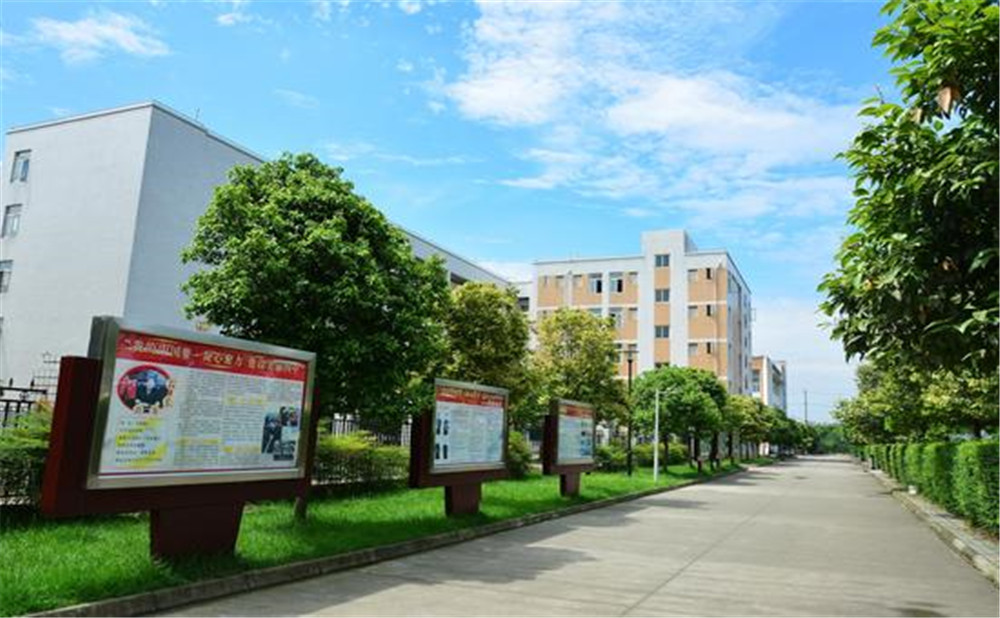 郫縣四中外招生一年的學(xué)費是多少？