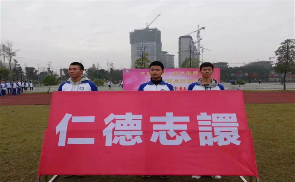 棠湖中學(xué)每年學(xué)費(fèi)是多少？