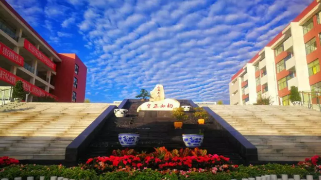 北京第二外國(guó)語(yǔ)學(xué)院成都附屬中學(xué)近三年的錄取分?jǐn)?shù)線？