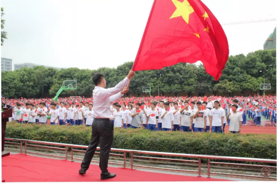 成都石室佳興外國(guó)語(yǔ)學(xué)校的學(xué)費(fèi)是多少？