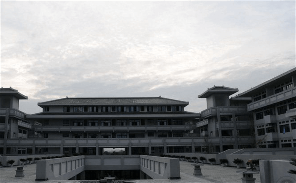 成都石室中學(xué)北湖校區(qū)的學(xué)費(fèi)是多少錢？