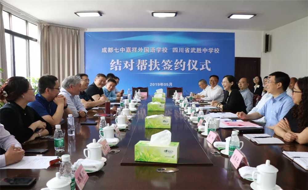 成都七中嘉祥外國語學(xué)校一年的學(xué)費是多少？