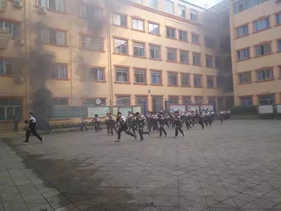 成都實(shí)驗(yàn)外國(guó)語(yǔ)學(xué)校的宿舍怎么樣？