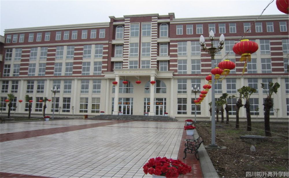 四川師范大學(xué)附屬第三實驗中學(xué)高中一年的學(xué)費是多少？