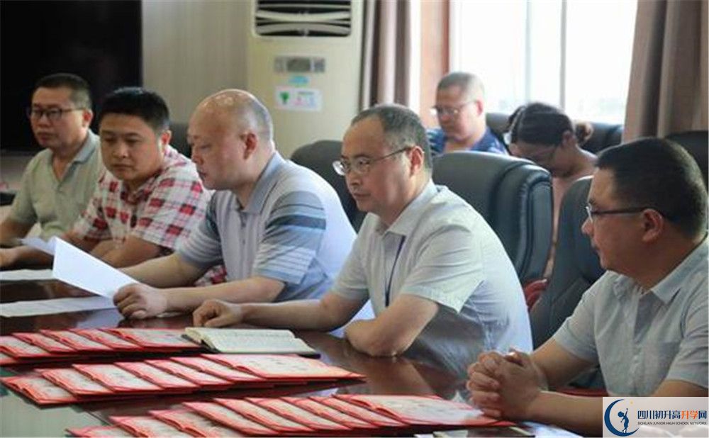 大邑縣實(shí)驗(yàn)中學(xué)高中一年的學(xué)費(fèi)是多少？