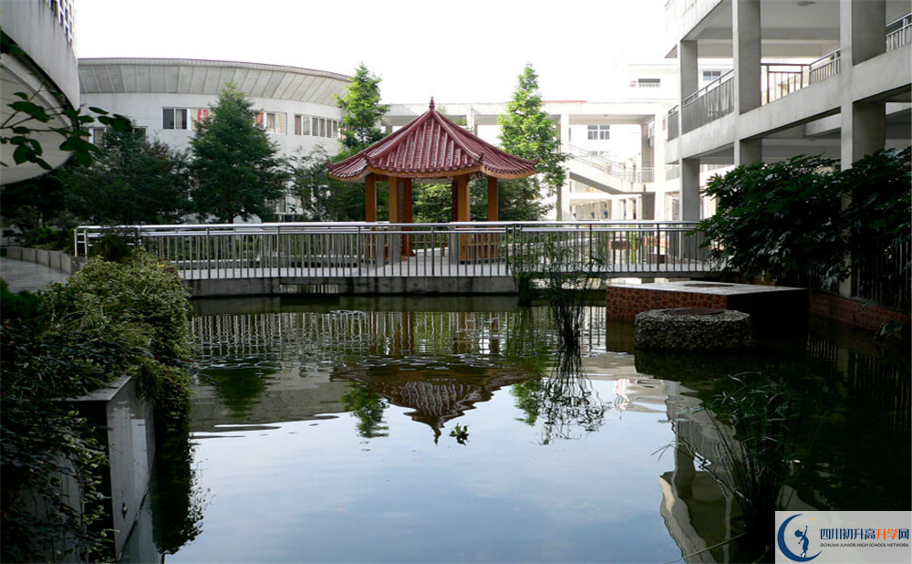 成都市龍泉中學(xué)是怎么樣的學(xué)校？