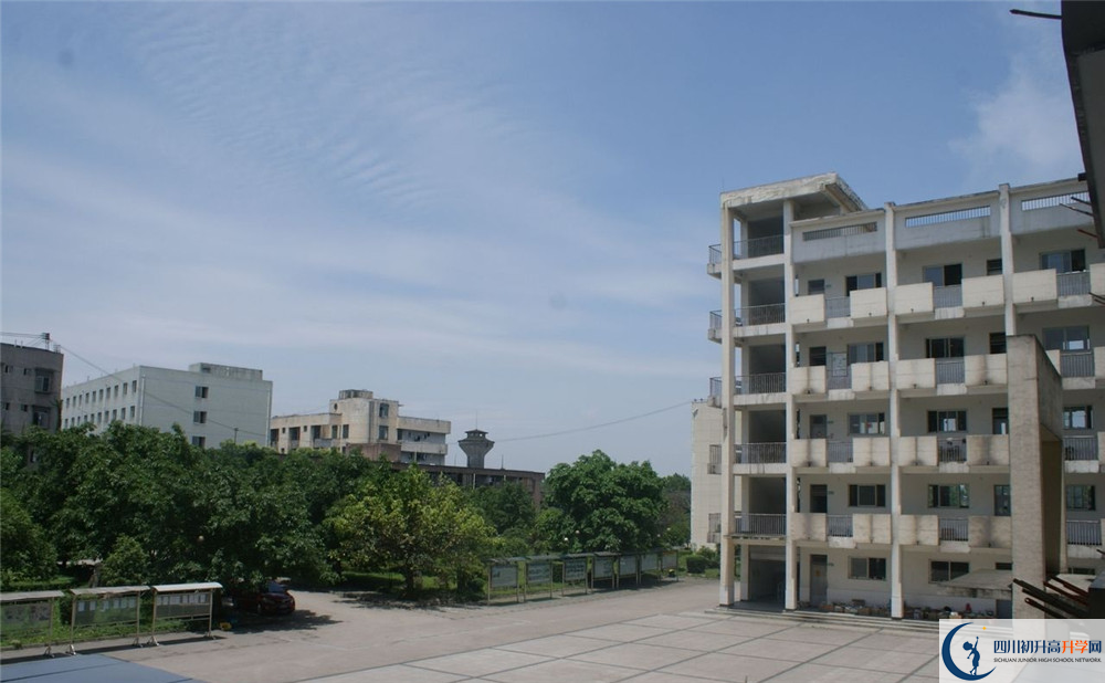 高埂中學(xué)是怎么樣的學(xué)校？