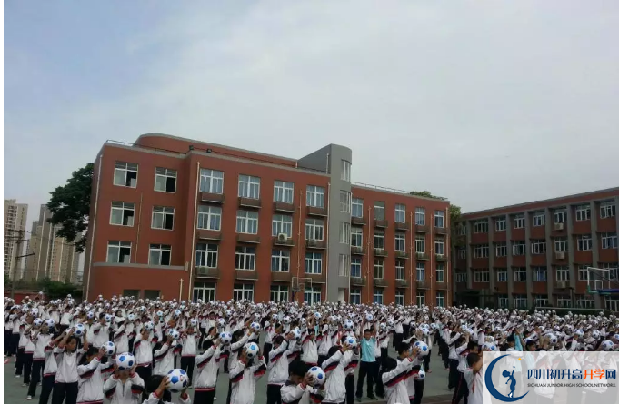四川師范大學(xué)附屬第三實驗中學(xué)學(xué)費的收費標準是什么？