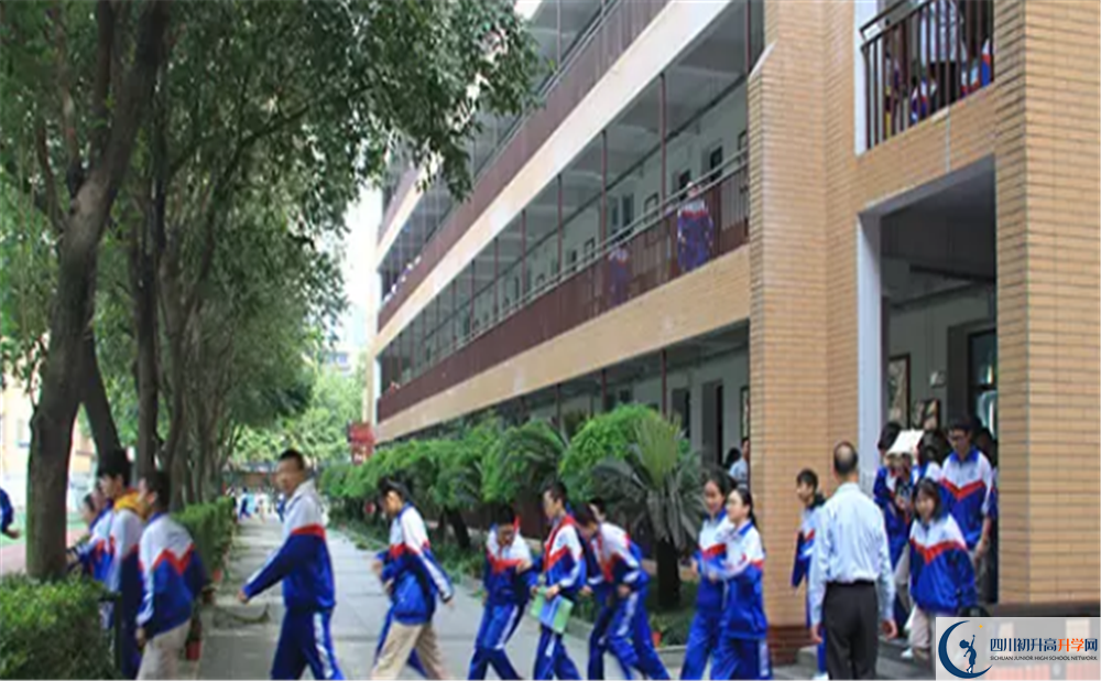 成都大學附屬中學的學費大概多少？