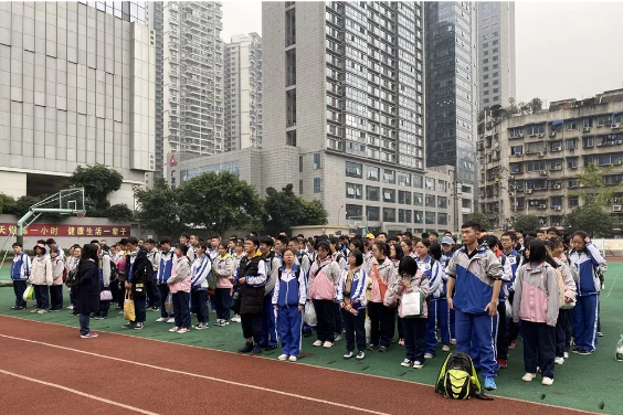 成都市第十七中學一年的學費是多少？