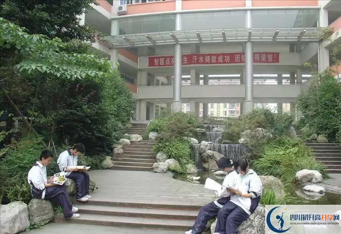 四川師范大學(xué)附屬中學(xué)一年的學(xué)費(fèi)是多少？