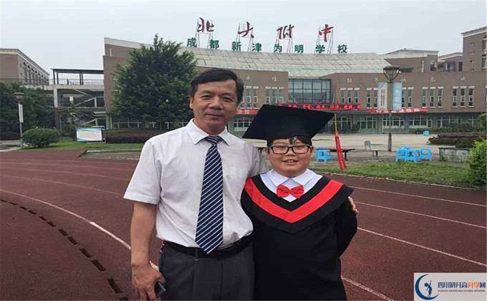 北大附中成都新津?yàn)槊鲗W(xué)校的學(xué)費(fèi)大概是多少？