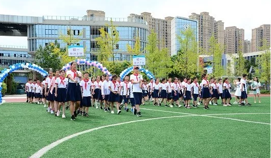 成都市泡桐樹中學(xué)的老師好不好？