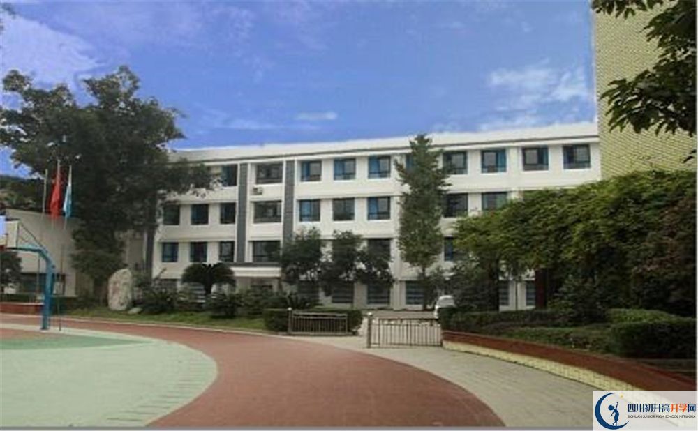 成都市第三十三中學(xué)一年的學(xué)費(fèi)是多少錢？