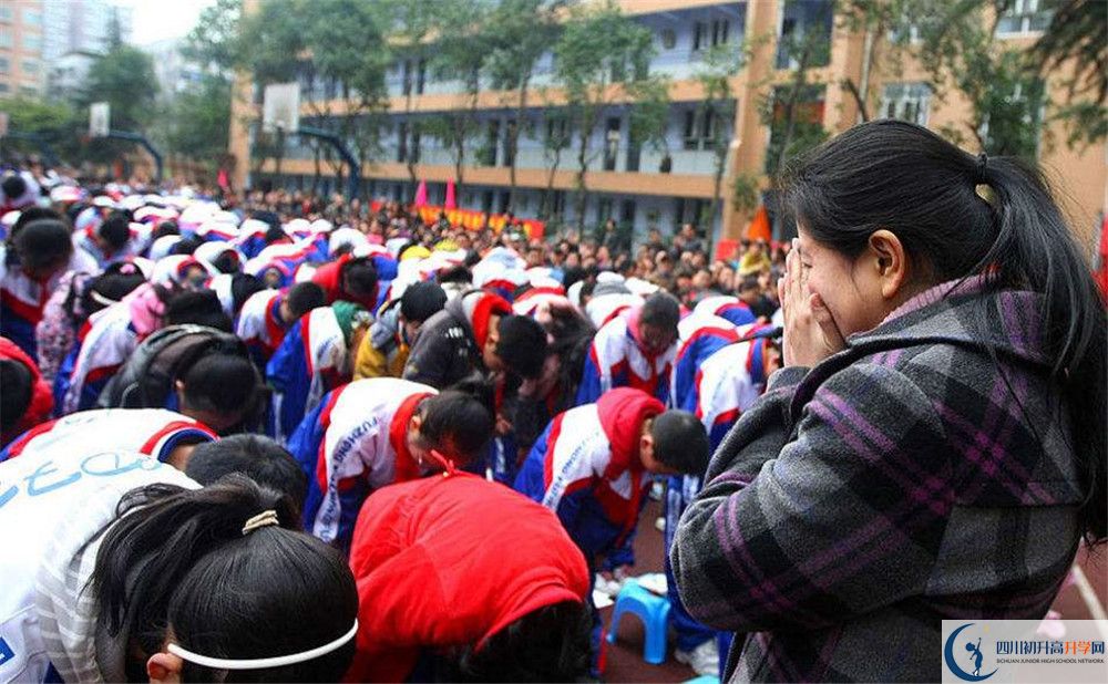 成都大學附屬中學的招生分數(shù)線是多少？