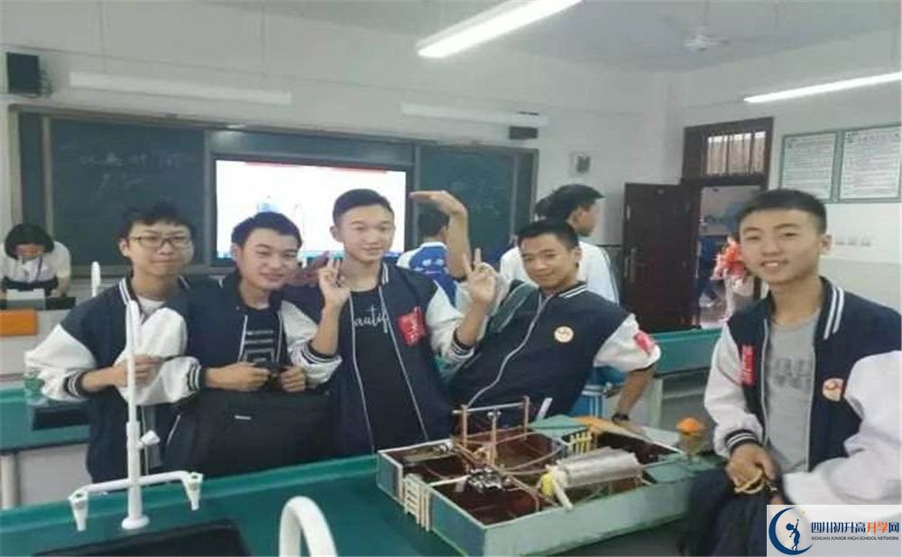 賈家中學(xué)一學(xué)期的學(xué)費是多少？
