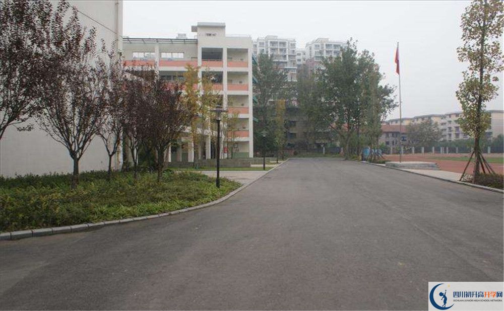 考四川師范大學(xué)附屬中學(xué)的分?jǐn)?shù)線是多少？