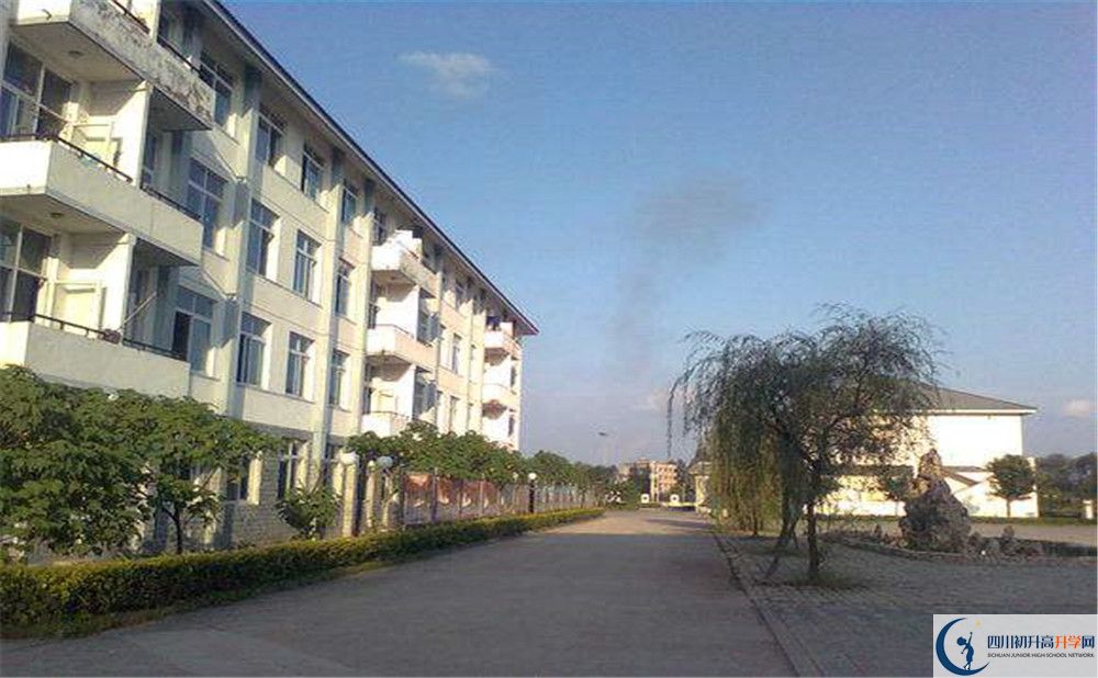 淮口中學(xué)的學(xué)費(fèi)一期是多少？
