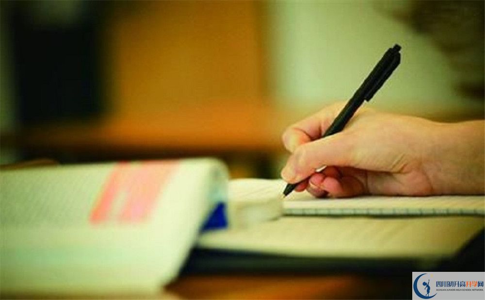 近幾年成都大學附屬中學高中錄取的分數(shù)線是多少？